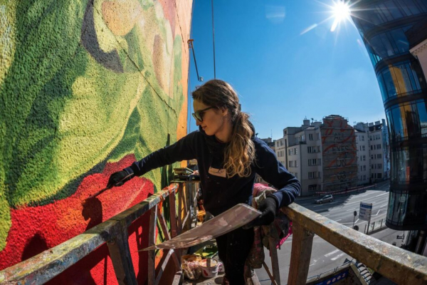 Красуня БУГу: Валерія Пасека з Благодатного підкорює Нью-Йорк своїми муралами | Новини Нововолинська