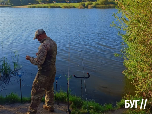 Фото дня: ранкова риболовля на міському озері Нововолинська | Новини Нововолинська