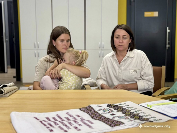 Рідні полонених та зниклих безвісти військових з Нововолинської громади вишивають «Рушник надії» | Новини Нововолинська