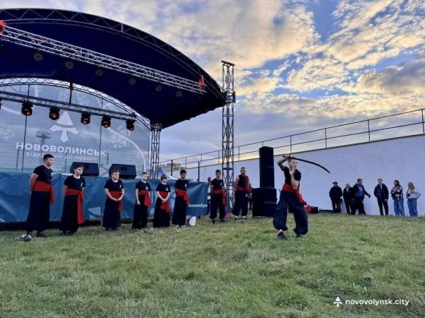 До Дня Захисників та Захисниць відбулися благодійні заходи: збирали кошти для 14 бригади | Новини Нововолинська До Дня Захисників та Захисниць відбулися благодійні заходи: збирали кошти для 14 бригади | Новини Нововолинська