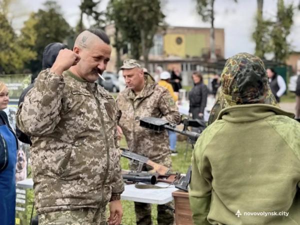 До Дня Захисників та Захисниць відбулися благодійні заходи: збирали кошти для 14 бригади | Новини Нововолинська До Дня Захисників та Захисниць відбулися благодійні заходи: збирали кошти для 14 бригади | Новини Нововолинська