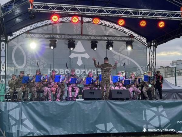 До Дня Захисників та Захисниць відбулися благодійні заходи: збирали кошти для 14 бригади | Новини Нововолинська До Дня Захисників та Захисниць відбулися благодійні заходи: збирали кошти для 14 бригади | Новини Нововолинська