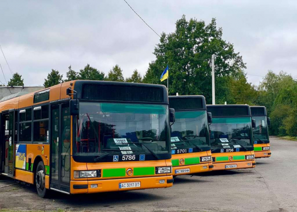 Нововолинська громада отримала чотири автобуси від італійського Мілана | Новини Нововолинська Нововолинська громада отримала чотири автобуси від італійського Мілана | Новини Нововолинська