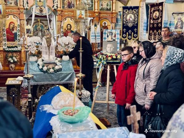У Нововолинській громаді попрощалися з Героєм Романом Красюковим | Новини Нововолинська