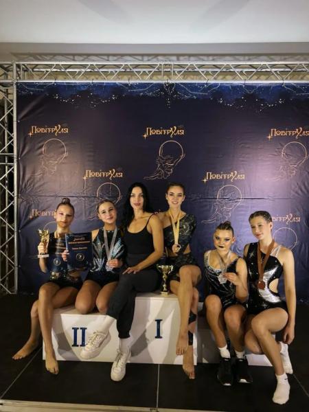 Нововолинські гімнастки привезли 9 медалей з чемпіонату з пілонного спорту та повітряної гімнастики | Новини Нововолинська
