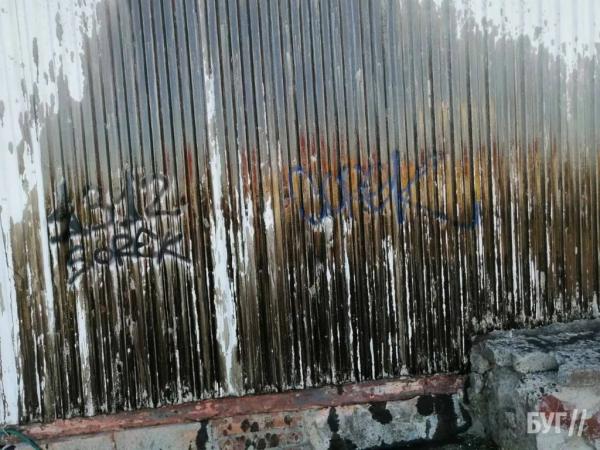 «Мастильні терористи» знову атакують: у Нововолинську втретє облили кіоск підприємця | Новини Нововолинська