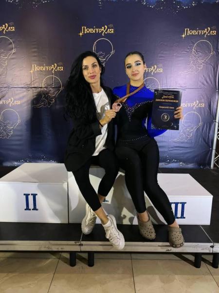 Нововолинські гімнастки привезли 9 медалей з чемпіонату з пілонного спорту та повітряної гімнастики | Новини Нововолинська