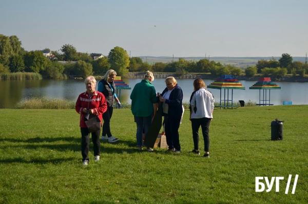 Толока біля міського озера: У Нововолинську долучилися до Всесвітнього Дня прибирання | Новини Нововолинська