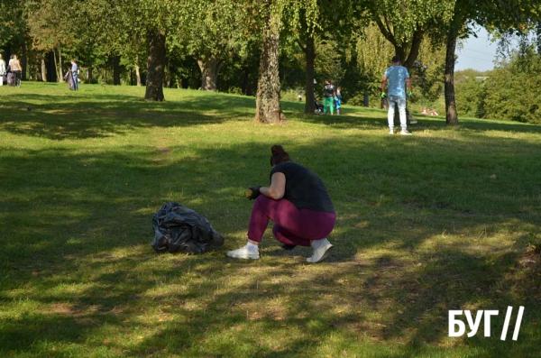 Толока біля міського озера: У Нововолинську долучилися до Всесвітнього Дня прибирання | Новини Нововолинська