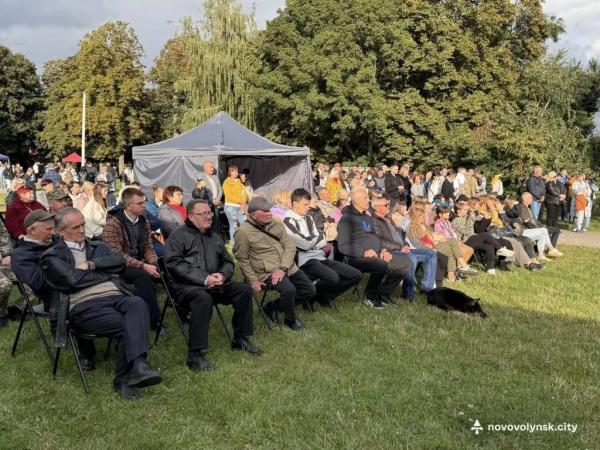 До Дня Захисників та Захисниць відбулися благодійні заходи: збирали кошти для 14 бригади | Новини Нововолинська До Дня Захисників та Захисниць відбулися благодійні заходи: збирали кошти для 14 бригади | Новини Нововолинська