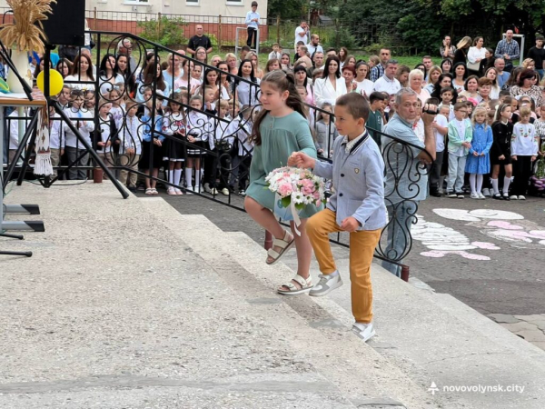 Початок нового навчального року: у ліцеях Нововолинська пролунав перший дзвоник | Новини Нововолинська Початок нового навчального року: у ліцеях Нововолинська пролунав перший дзвоник | Новини Нововолинська