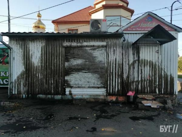 «Мастильні терористи» знову атакують: у Нововолинську втретє облили кіоск підприємця | Новини Нововолинська