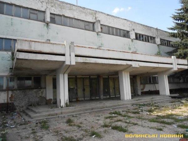 Його будували три країни, а тепер з вікон ростуть дерева: як гинув легендарний завод-велетень у Нововолинську | Новини Нововолинська Його будували три країни, а тепер з вікон ростуть дерева: як гинув легендарний завод-велетень у Нововолинську | Новини Нововолинська