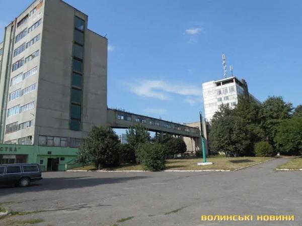 Його будували три країни, а тепер з вікон ростуть дерева: як гинув легендарний завод-велетень у Нововолинську | Новини Нововолинська Його будували три країни, а тепер з вікон ростуть дерева: як гинув легендарний завод-велетень у Нововолинську | Новини Нововолинська