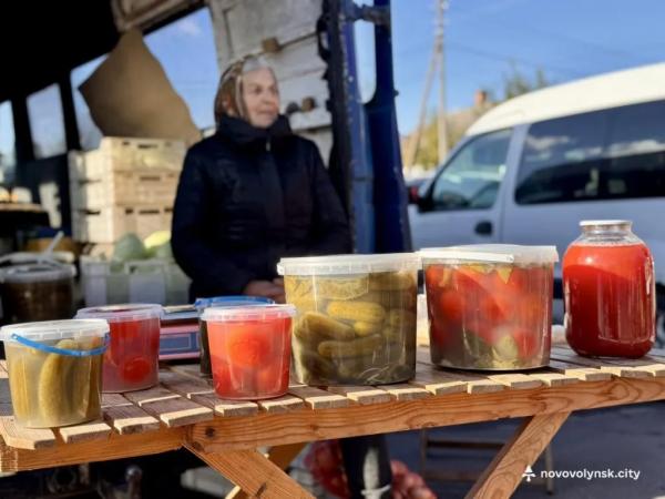 Овочі, фрукти та домашні смаколики: як у Нововолинську ярмаркували | Новини Нововолинська