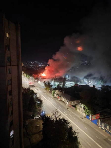 Пожежа у центрі окупованого Луганська: полум'я охопило дах триповерхового будинку - 15 жовтня 2025 :: Донеччина Пожежа у центрі окупованого Луганська: полум'я охопило дах триповерхового будинку - 15 жовтня 2025 :: Донеччина