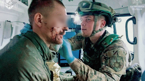 Під вогнем дронів: медики поліцейської бригади «Хижак» врятували двох бійців, коли їхню бойову машину атакував ворожий FPV-дрон - 12 жовтня 2025 :: Донеччина