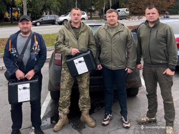 Квадрокоптери, генераторита зарядні станції: з Нововолинська військовим передали необхідне обладнання | Новини Нововолинська