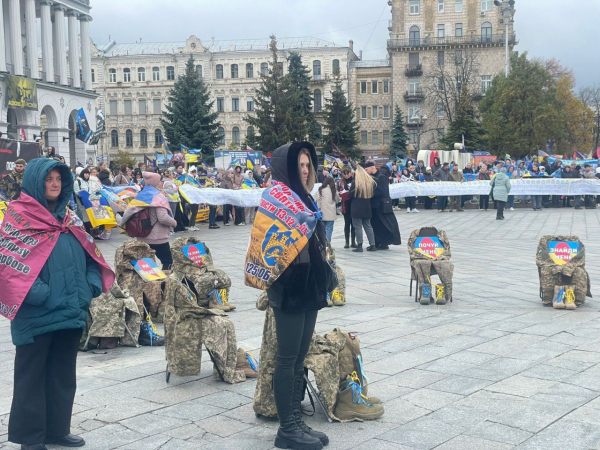Рідні військових вийшли на Майдан, вимагаючи прискорити обмін полоненими - 25 жовтня 2025 :: Донеччина