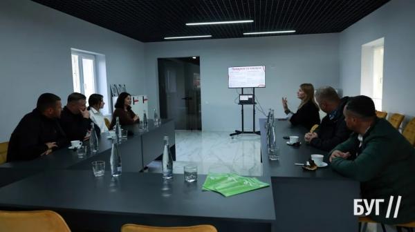 Ігор Гузь разом із депутатами облради відвідав Центр підтримки бізнесу «NOVO» у Нововолинську | Новини Нововолинська