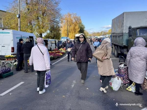 Овочі, фрукти та домашні смаколики: як у Нововолинську ярмаркували | Новини Нововолинська