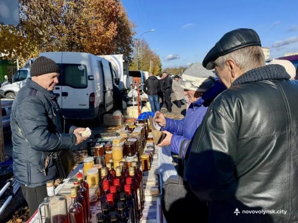 Овочі, фрукти та домашні смаколики: як у Нововолинську ярмаркували | Новини Нововолинська