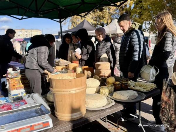 Овочі, фрукти та домашні смаколики: як у Нововолинську ярмаркували | Новини Нововолинська