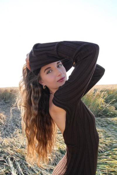 Красуня БУГу: Ангеліна Пикалюк — молода педагогиня, поетеса і SMM-спеціалістка з Нововолинська | Новини Нововолинська