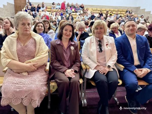 Освітян Нововолинської громади привітали з професійним святом | Новини Нововолинська Освітян Нововолинської громади привітали з професійним святом | Новини Нововолинська