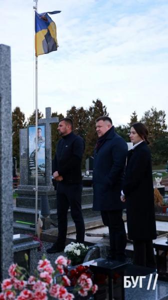 У День захисників і захисниць нардеп, депутати облради та міський голова Нововолинська поклали квіти на могили Героїв | Новини Нововолинська