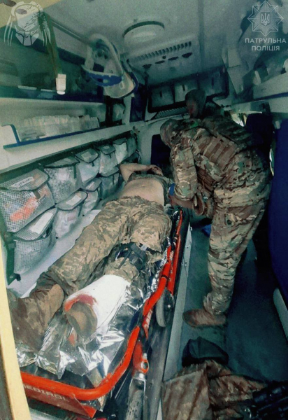 Під вогнем дронів: медики поліцейської бригади «Хижак» врятували двох бійців, коли їхню бойову машину атакував ворожий FPV-дрон - 12 жовтня 2025 :: Донеччина