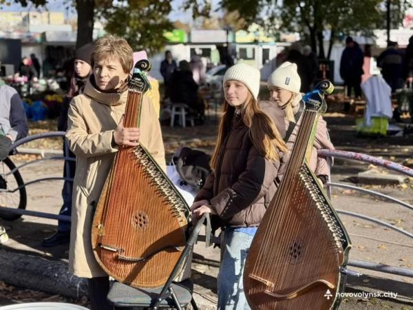 Овочі, фрукти та домашні смаколики: як у Нововолинську ярмаркували | Новини Нововолинська