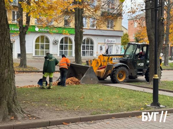 Фото дня: працівники ВУКГ прибирають осіннє листя на бульварі Шевченка | Новини Нововолинська Фото дня: працівники ВУКГ прибирають осіннє листя на бульварі Шевченка | Новини Нововолинська