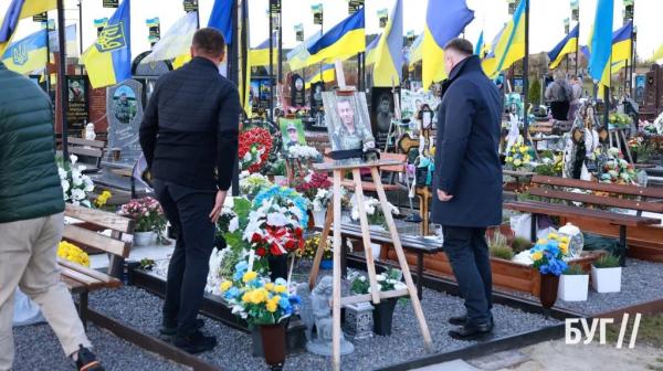 У День захисників і захисниць нардеп, депутати облради та міський голова Нововолинська поклали квіти на могили Героїв | Новини Нововолинська
