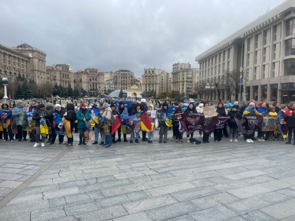 Рідні військових вийшли на Майдан, вимагаючи прискорити обмін полоненими - 25 жовтня 2025 :: Донеччина