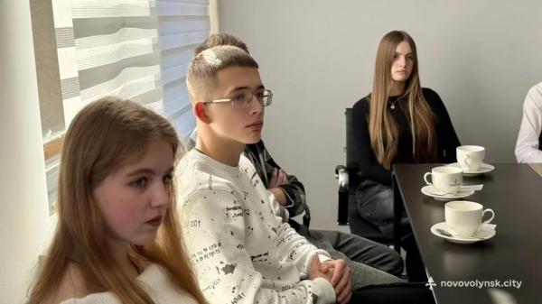 У Нововолинську кращим ліцеїстам вручили сертифікати на стипендію міського голови | Новини Нововолинська