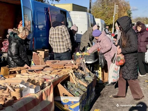 Овочі, фрукти та домашні смаколики: як у Нововолинську ярмаркували | Новини Нововолинська