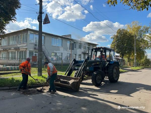 Фото дня: комунальники прибрали вулицю Івана Сірка у Нововолинську | Новини Нововолинська Фото дня: комунальники прибрали вулицю Івана Сірка у Нововолинську | Новини Нововолинська