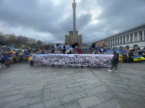 Рідні військових вийшли на Майдан, вимагаючи прискорити обмін полоненими - 25 жовтня 2025 :: Донеччина