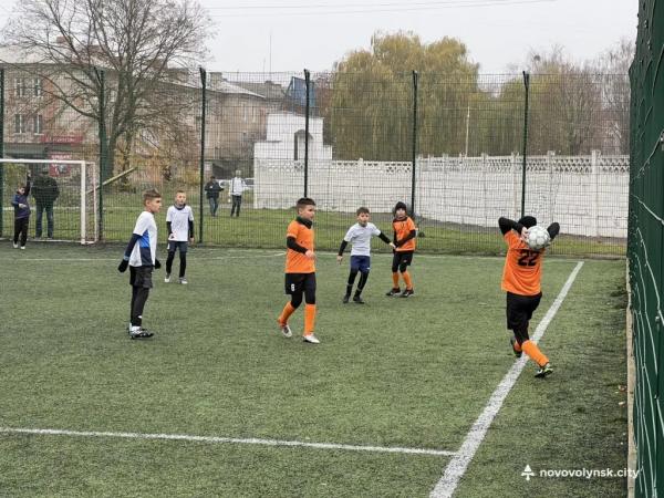 Юнаки ФК «Шахтар-Нововолинськ» U-10 вибороли бронзу на турнірі «Нововолинська осінь-2025» | Новини Нововолинська