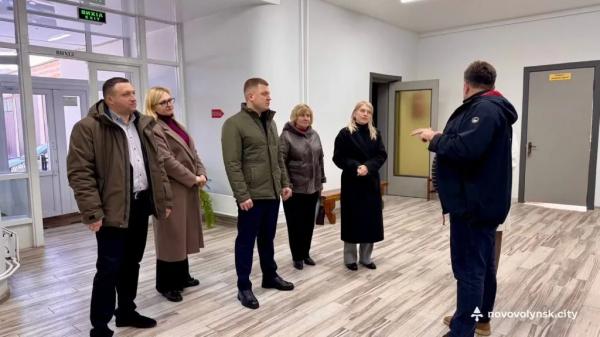 Представники Волинської ОДА відвідали заклади освіти Нововолинська | Новини Нововолинська