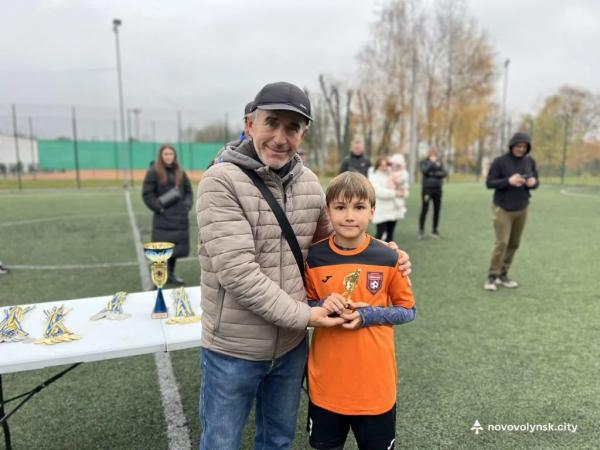 Юнаки ФК «Шахтар-Нововолинськ» U-10 вибороли бронзу на турнірі «Нововолинська осінь-2025» | Новини Нововолинська