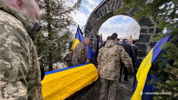 У Нововолинській громаді провели в останню дорогу загиблого Героя Ігоря Генсіровського | Новини Нововолинська