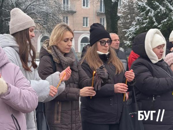 Нововолинськ вшанував жертв Голодомору: тиша, свічки й спільна пам’ять | Новини Нововолинська