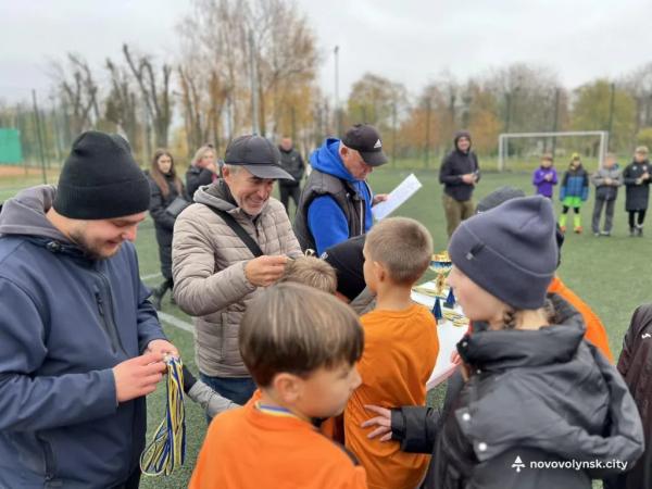 Юнаки ФК «Шахтар-Нововолинськ» U-10 вибороли бронзу на турнірі «Нововолинська осінь-2025» | Новини Нововолинська