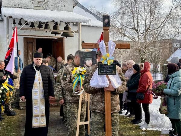 У Нововолинській громаді провели в останню дорогу загиблого Героя Ігоря Генсіровського | Новини Нововолинська