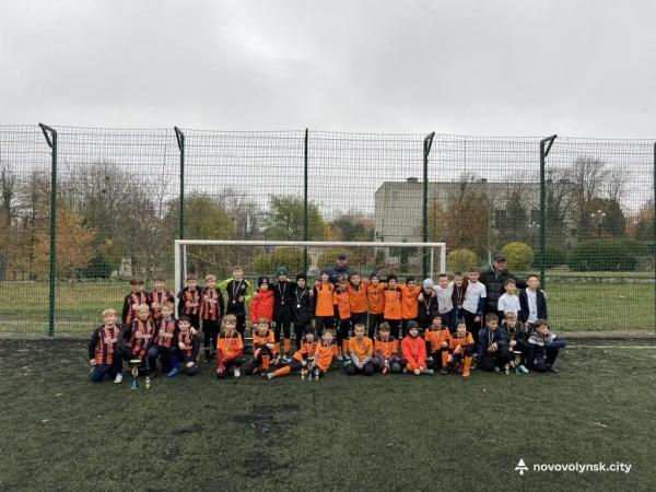 Юнаки ФК «Шахтар-Нововолинськ» U-10 вибороли бронзу на турнірі «Нововолинська осінь-2025» | Новини Нововолинська
