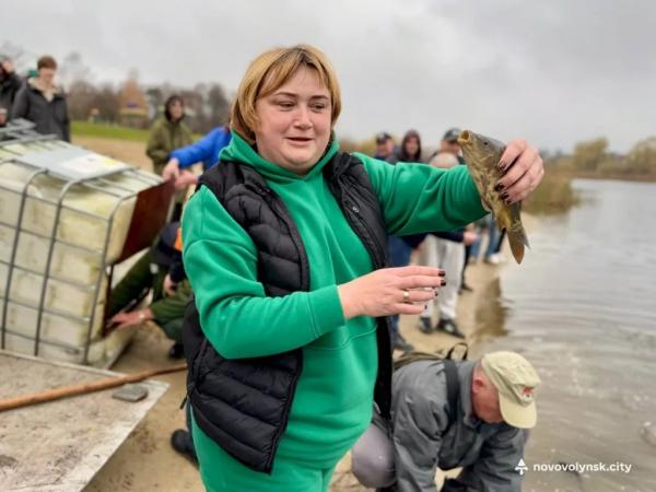 У Нововолинське озеро запустили майже пів тонни риби | Новини Нововолинська
