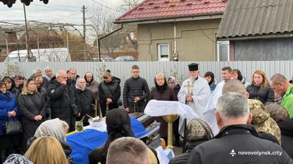 Нововолинська громада попрощалася із загиблим Захисником Павлом Дорощуком | Новини Нововолинська Нововолинська громада попрощалася із загиблим Захисником Павлом Дорощуком | Новини Нововолинська