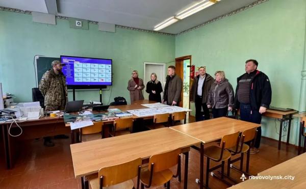 Представники Волинської ОДА відвідали заклади освіти Нововолинська | Новини Нововолинська